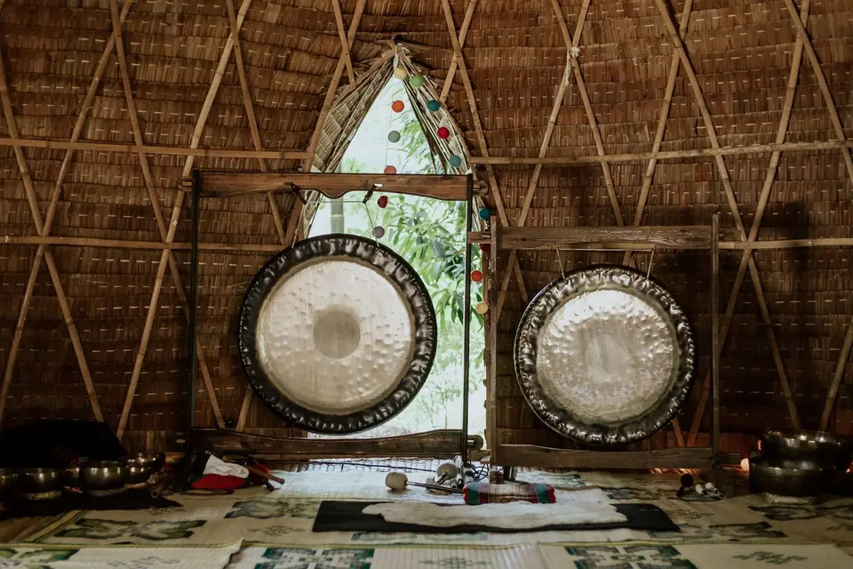 Two gongs in a bamboo hall